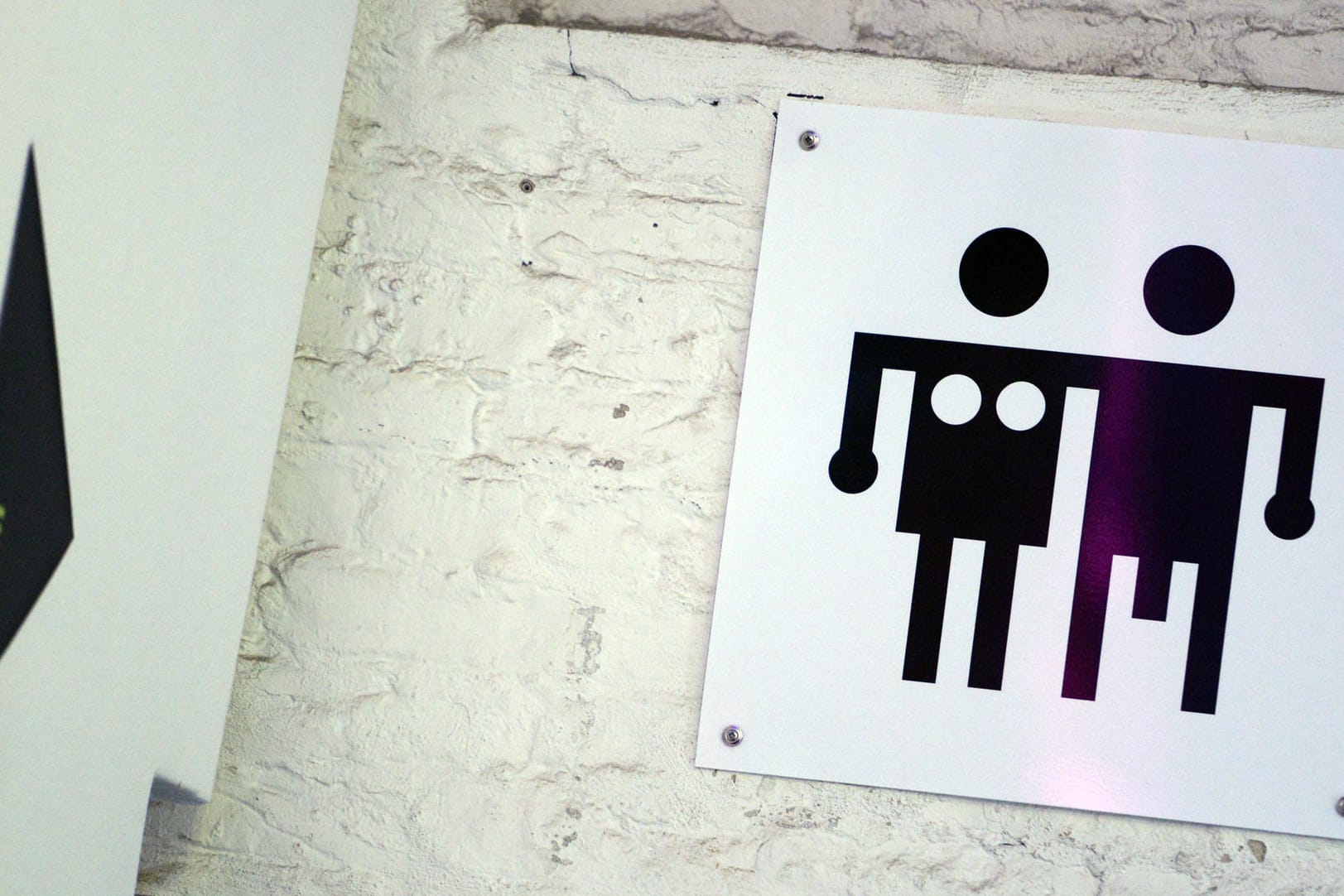 Piktogramme an einer Transgender-Toilette.
