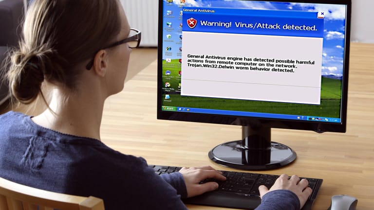 Ein Virenscanner zeigt eine Warnmeldung auf einem Bildschirm