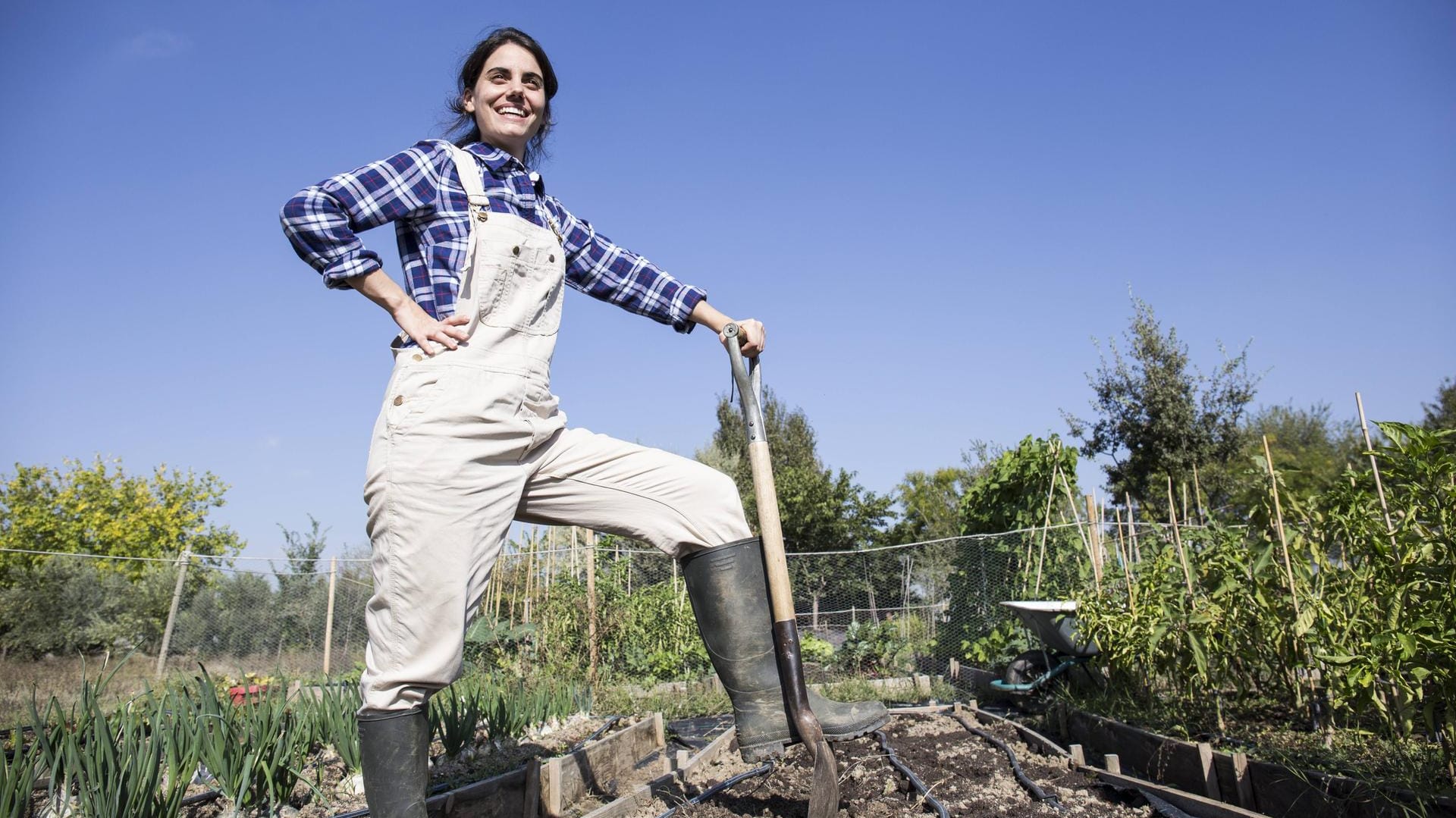 Eine Frau arbeitet in ihrem Garten