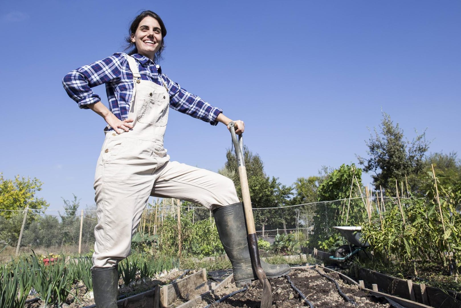 Eine Frau arbeitet in ihrem Garten