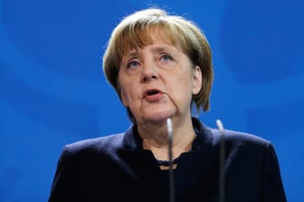 Bundeskanzlerin Merkel will keine zu hohen Erwartungen bei der Verwendung des Haushaltsüberschusses wecken.