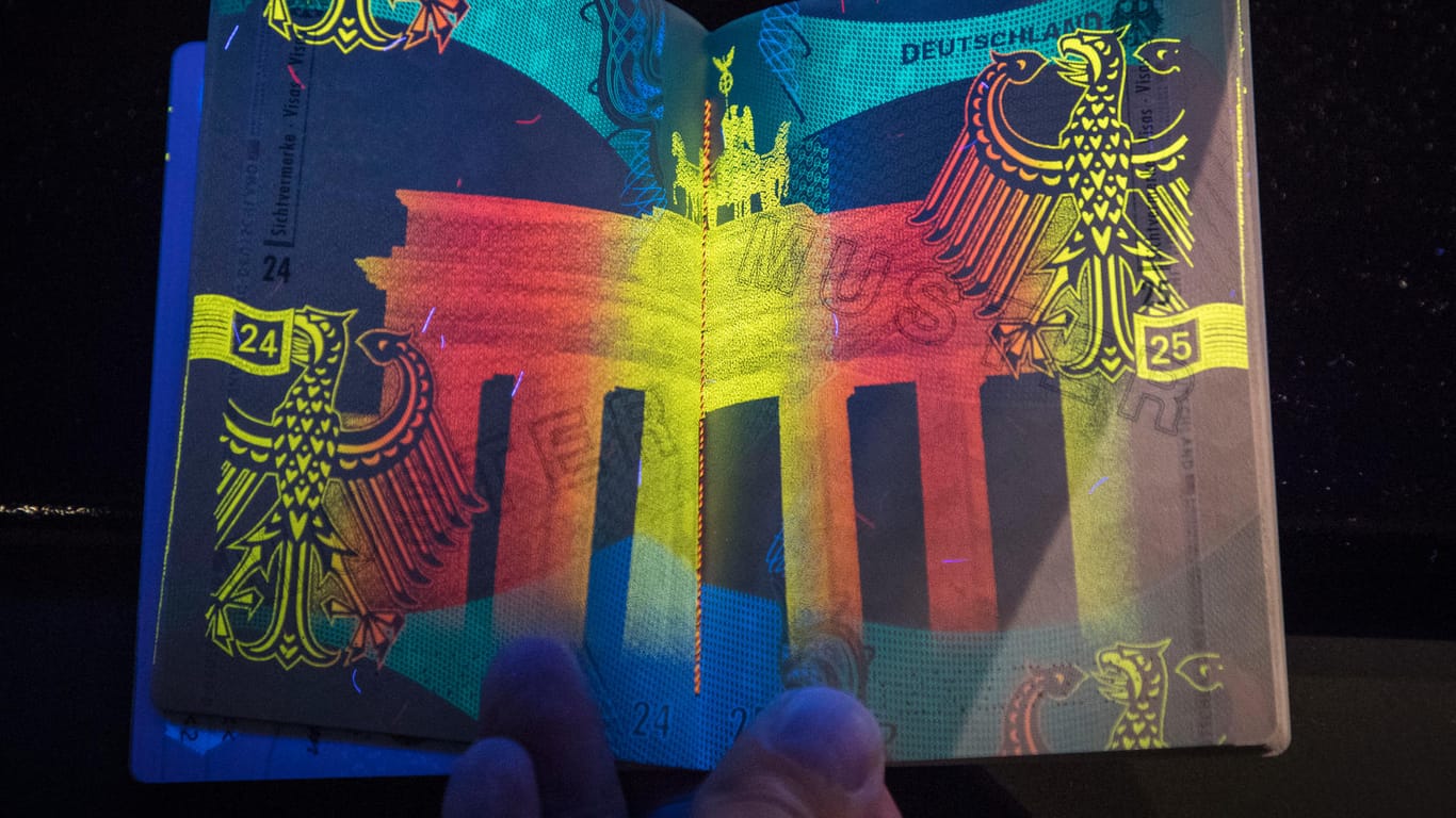 Im neuen deutschen Reisepass ist unter UV-Licht das Brandenburger Tor zu sehen.