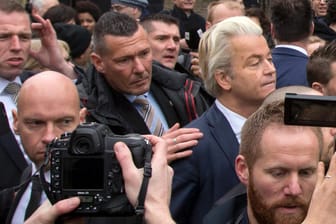 Wilders (2. v. r.) vor wenigen Tagen mit Leibwächtern. Nun fürchtet er um seine Sicherheit.