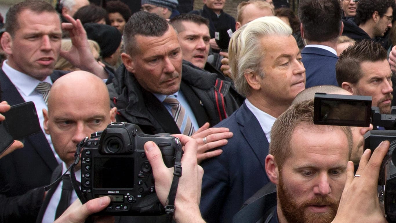 Wilders (2. v. r.) vor wenigen Tagen mit Leibwächtern. Nun fürchtet er um seine Sicherheit.