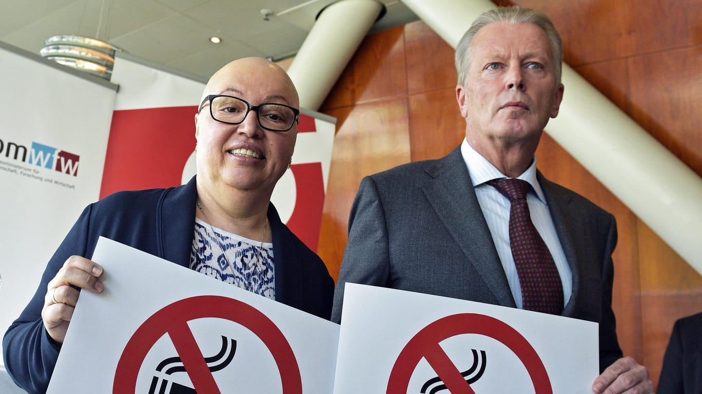 Österreichs Gesundheitsministerin Sabine Oberhauser im April 2015 bei der Vorstellung einer Anti-Raucher-Kampagne - zusammen mit Wirtschafts- und Forschungsminister Reinhold Mitterlehner. Nun ist Oberhauser an Krebs gestorben.