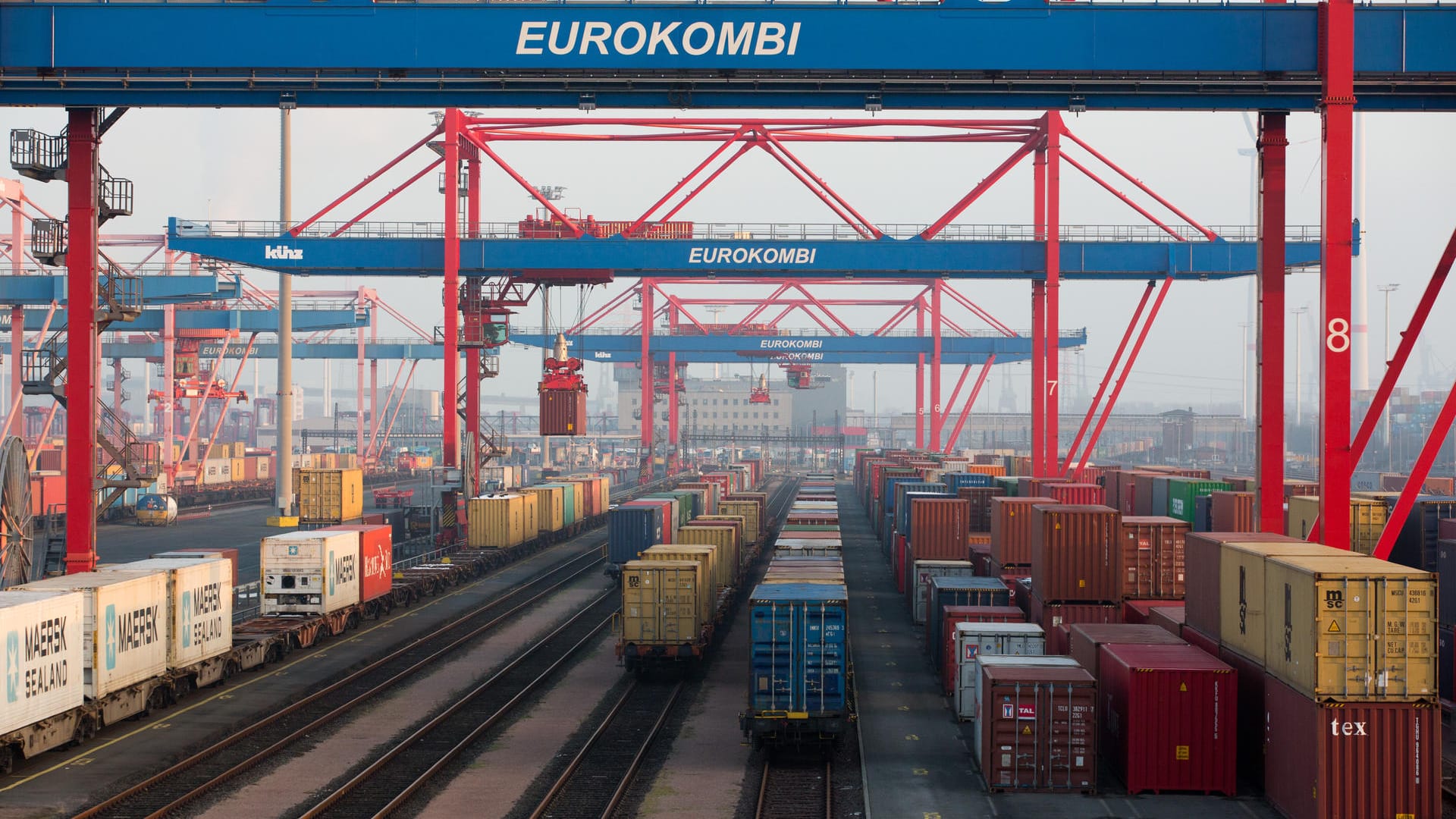 Containerverkehr in Hamburg.