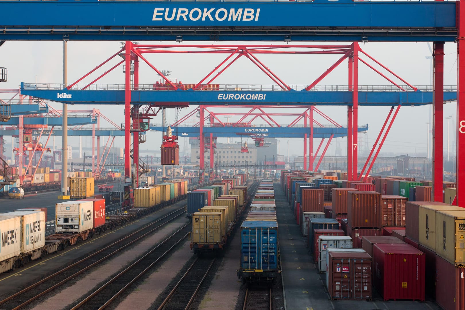 Containerverkehr in Hamburg.