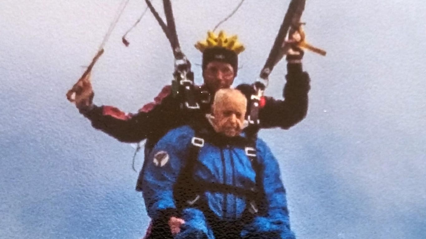 Der Däne Karl Christensen stürzt sich anlässlich seines 100. Geburtstag aus schwindelnder Höhe im Tandemsprung in die Tiefe.