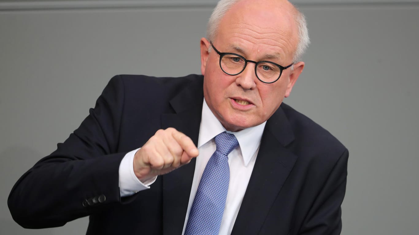 Der Unionsfraktionsvorsitzende Volker Kauder (CDU) greift SPD-Kanzlerkandidaten Martin Schulz an.