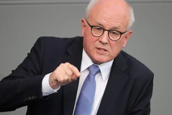 Der Unionsfraktionsvorsitzende Volker Kauder (CDU) greift SPD-Kanzlerkandidaten Martin Schulz an.