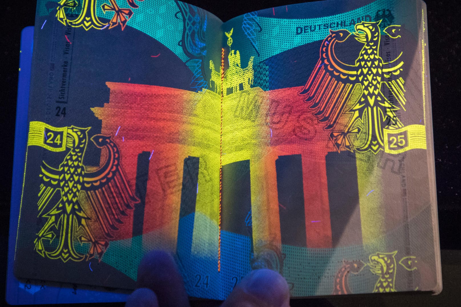 Unter Schwarzlicht leuchtet das Brandenburger Tor auf dem neuen Reisepass.