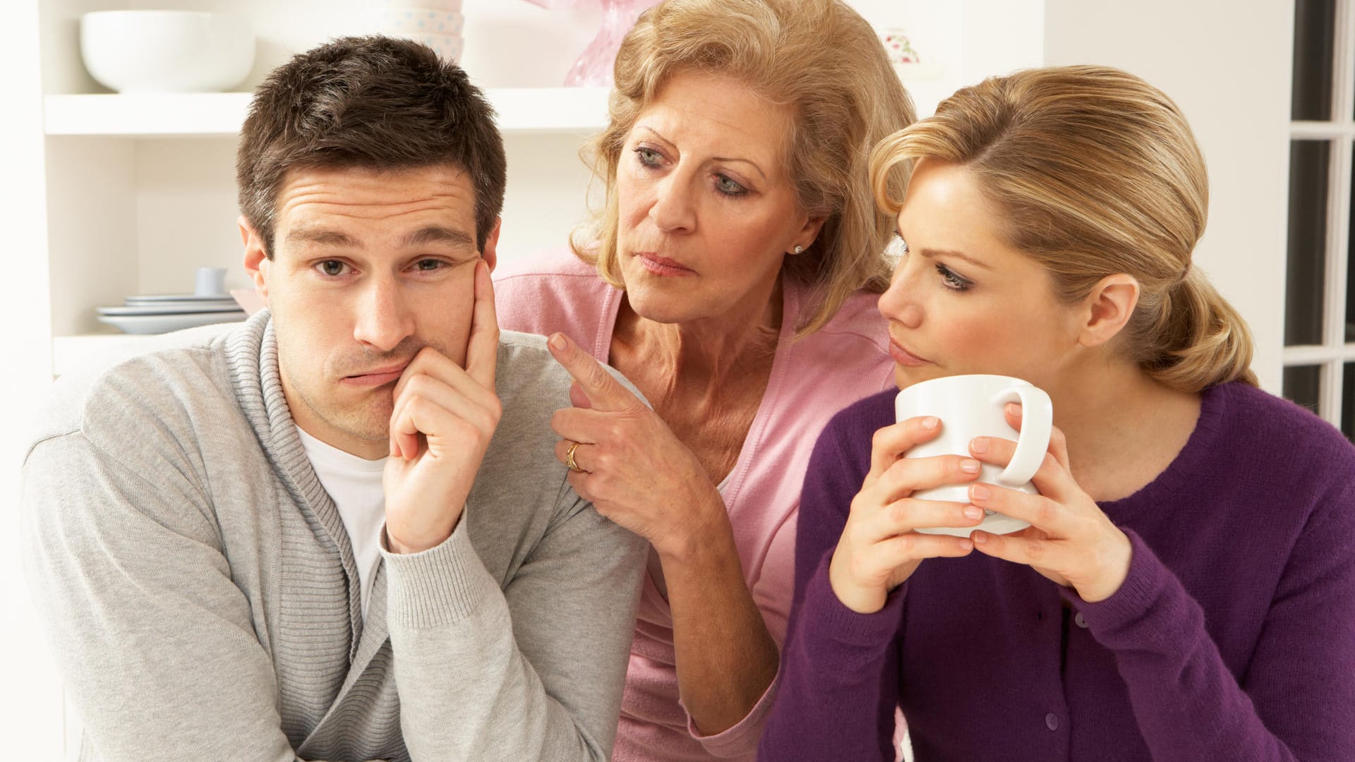 Von der Schwiegermutter und der Frau ausgefragt zu werden, ist nicht gerade das Schönste für Männer