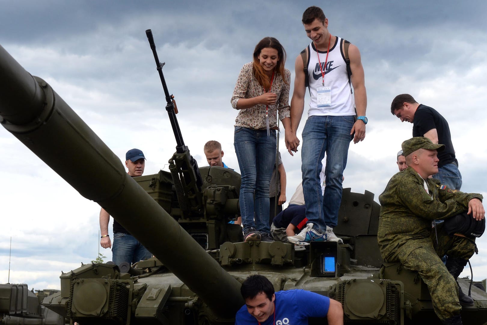 Besucher im Freizeitpark in Kubinka bei Moskau auf einem russischen T-72-Panzer.