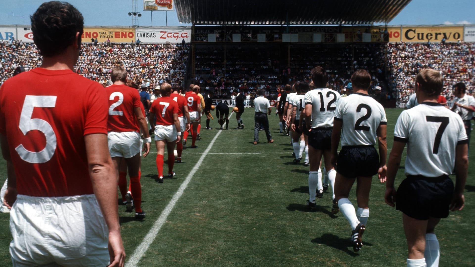 Einmarsch zum Viertelfinale der WM 1970 zwischen Deutschland und England