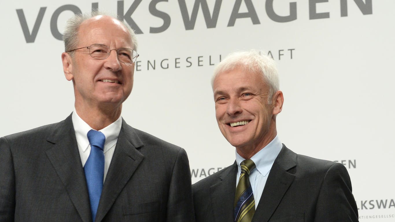Aufsichtsratschef Hans Dieter Pötsch (l.) und der Vorstandsvorsitzende Michael Müller: Der Aufsichtsrat hat beschlossen, die Vorstandsgehälter bei VW zu deckeln.