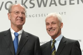 Aufsichtsratschef Hans Dieter Pötsch (l.) und der Vorstandsvorsitzende Michael Müller: Der Aufsichtsrat hat beschlossen, die Vorstandsgehälter bei VW zu deckeln.