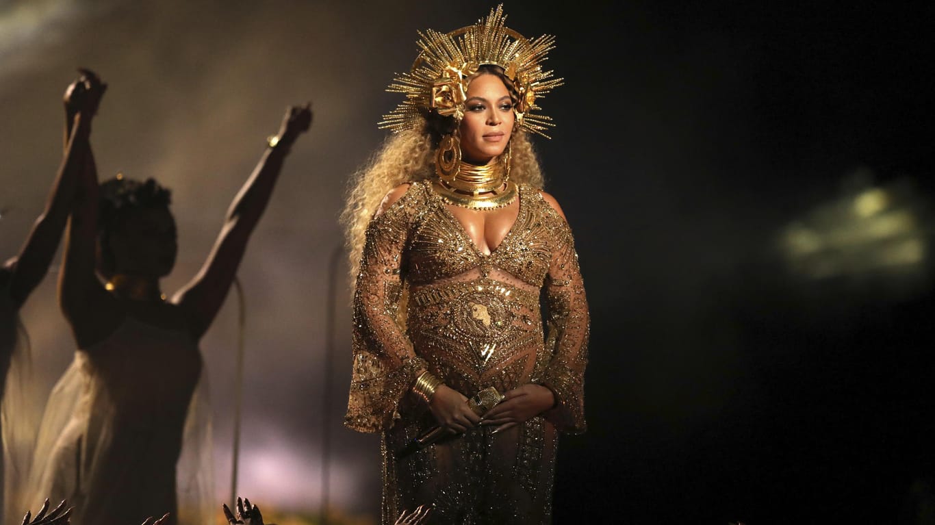 Zum ersten mal zeigte Beyonce ihre Babykugel bei den diesjährigen Grammys