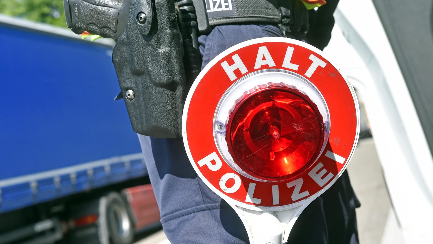 B 215 Bei Rotenburg: Autofahrer Versucht Polizisten Auszutricksen