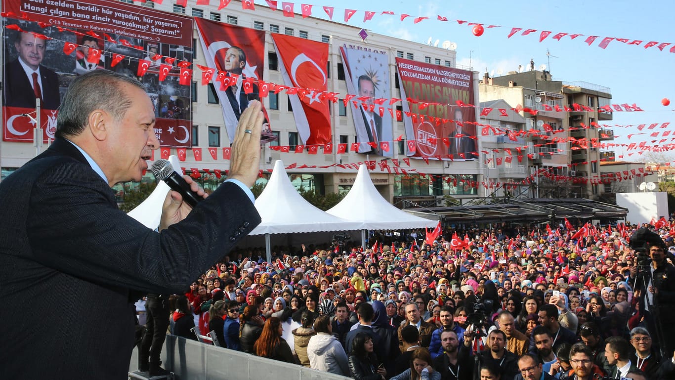 So wird in der Türkei Politik gemacht: "Was verlangt das Volk?", fragt Recep Tayyip Erdogan die Masse in Manisa.