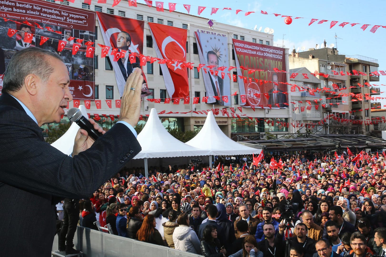 So wird in der Türkei Politik gemacht: "Was verlangt das Volk?", fragt Recep Tayyip Erdogan die Masse in Manisa.