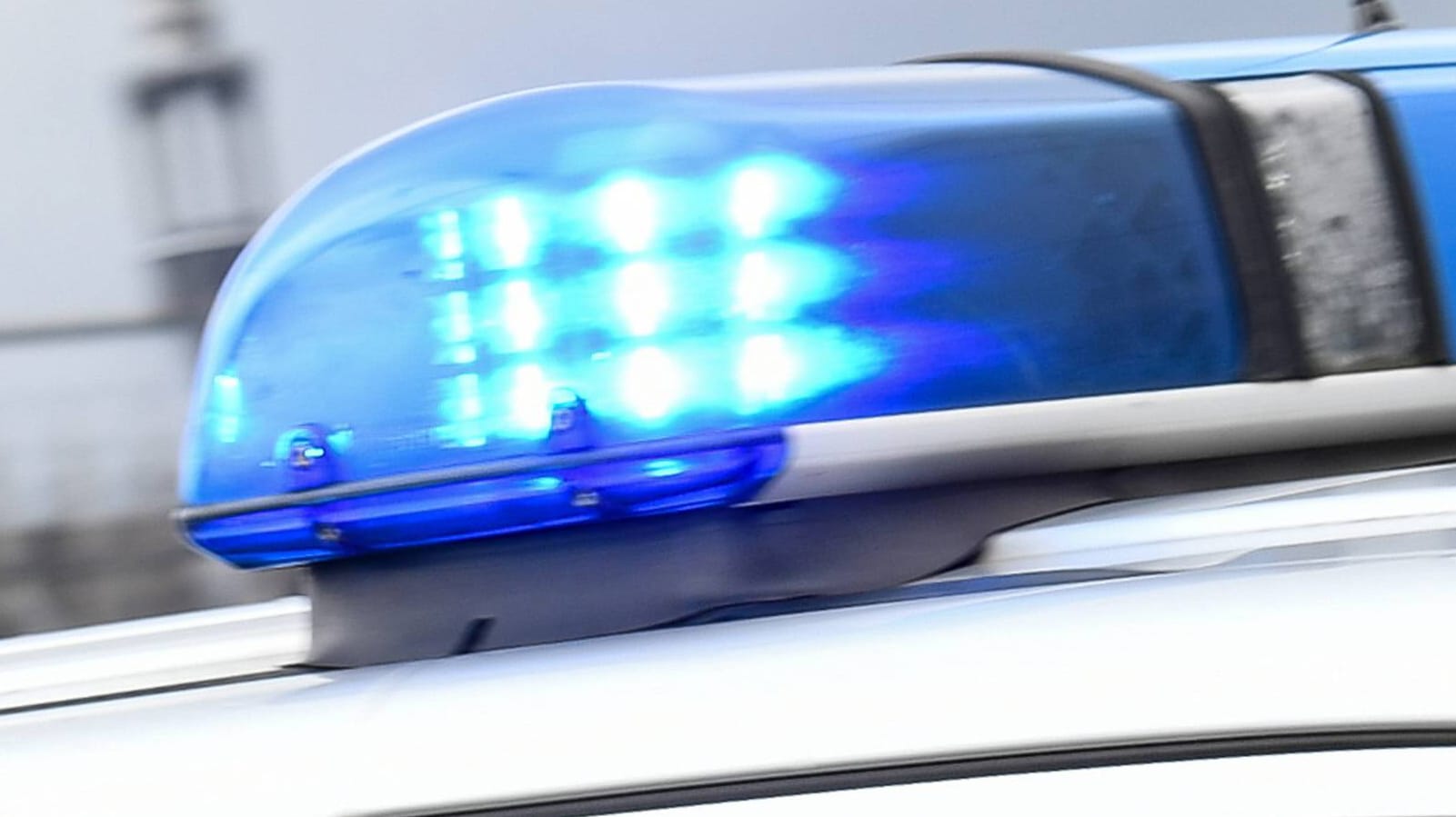 Die Polizei kam auf der A 7 nur zu Fuß zur Unfallstelle durch.