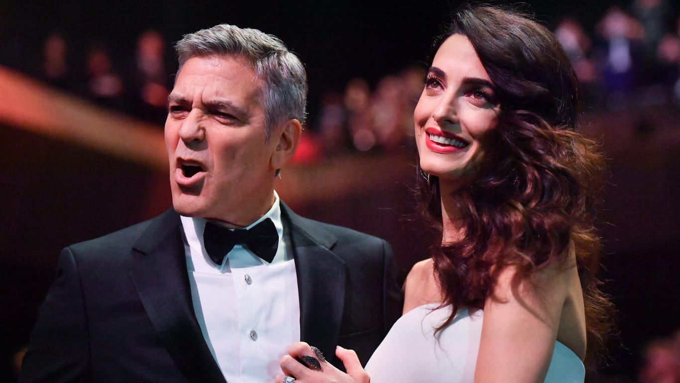 George Clooney zieht an der Seite von Amal eine Grimasse
