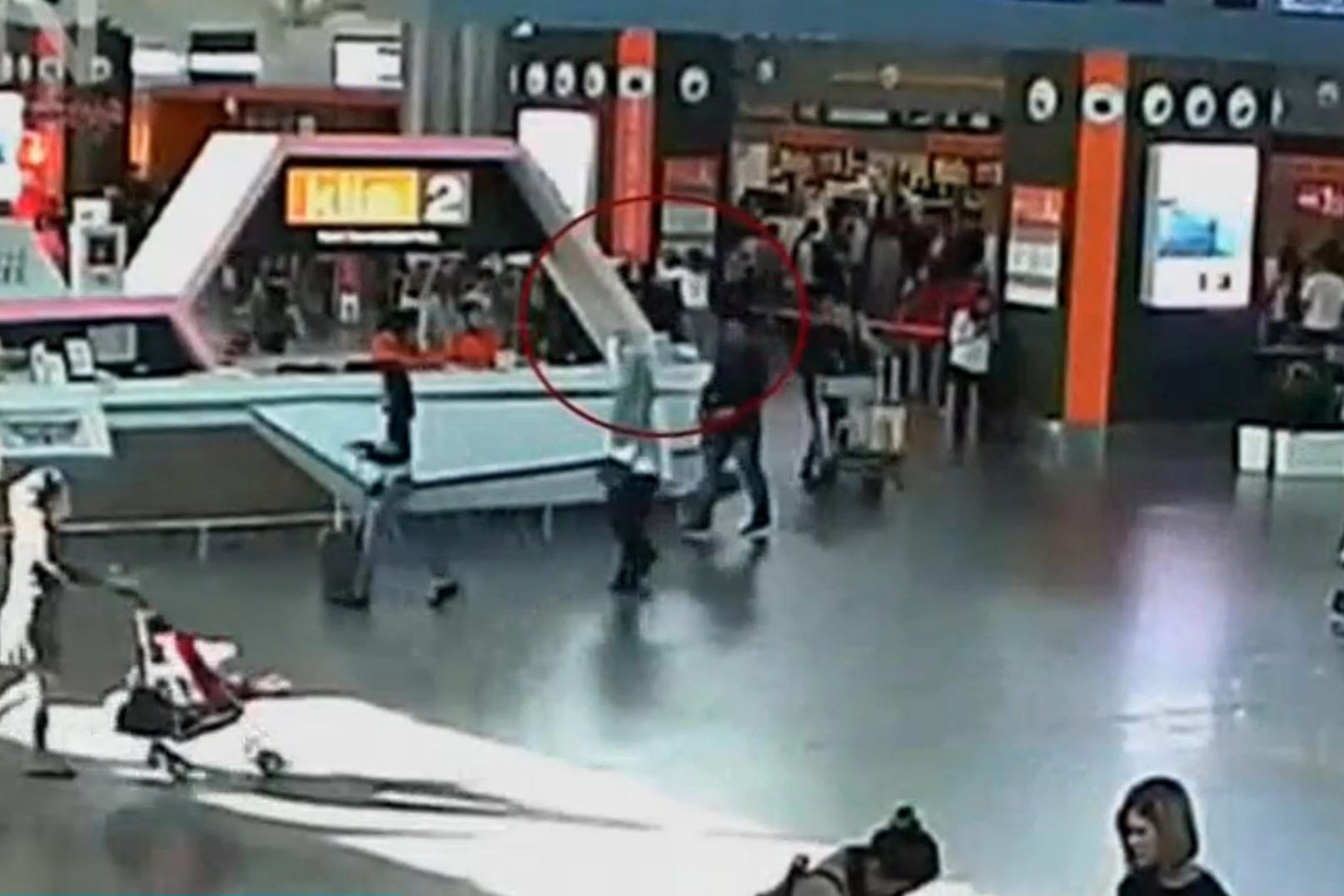 Dieses Überwachsungsvideo soll zeigen, wie Kim Jong Nam attackiert wird.