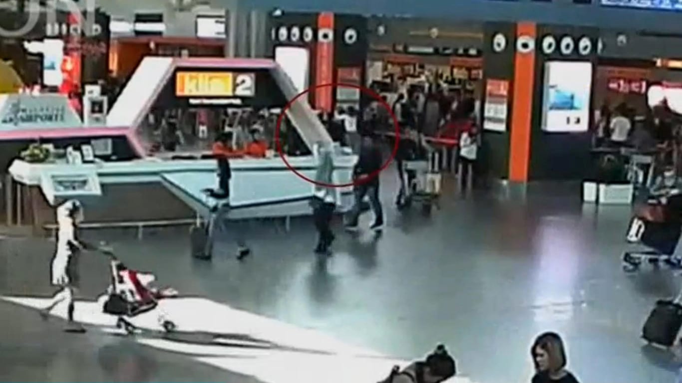 Dieses Überwachsungsvideo soll zeigen, wie Kim Jong Nam attackiert wird.
