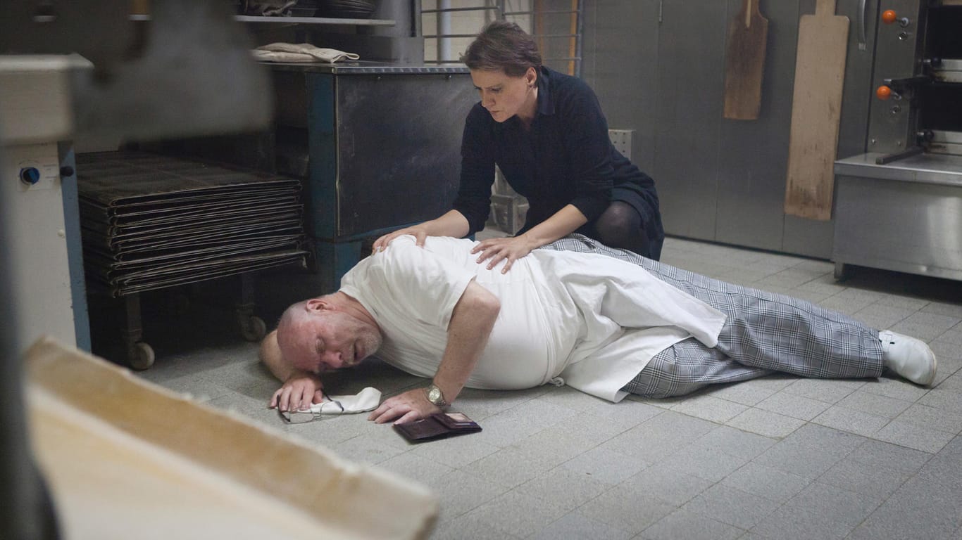 Tatort-Szene: Ein Mann liegt am Boden
