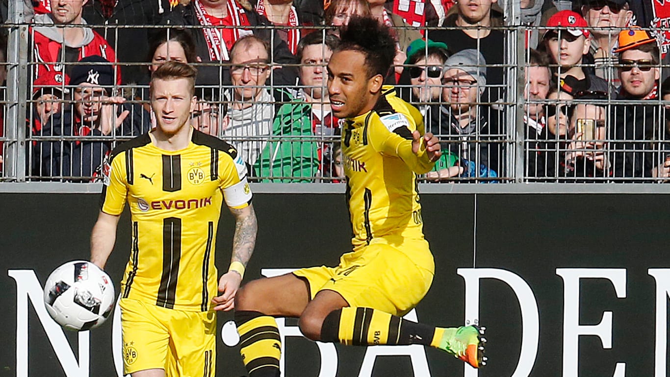 Freiburgs Caglar Soyuncu (re.) und Dortmunds Pierre-Emerick Aubameyang kämpfen um den Ball.