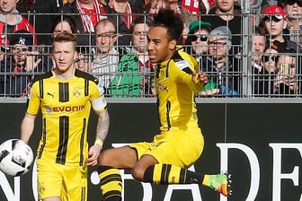 Freiburgs Caglar Soyuncu (re.) und Dortmunds Pierre-Emerick Aubameyang kämpfen um den Ball.