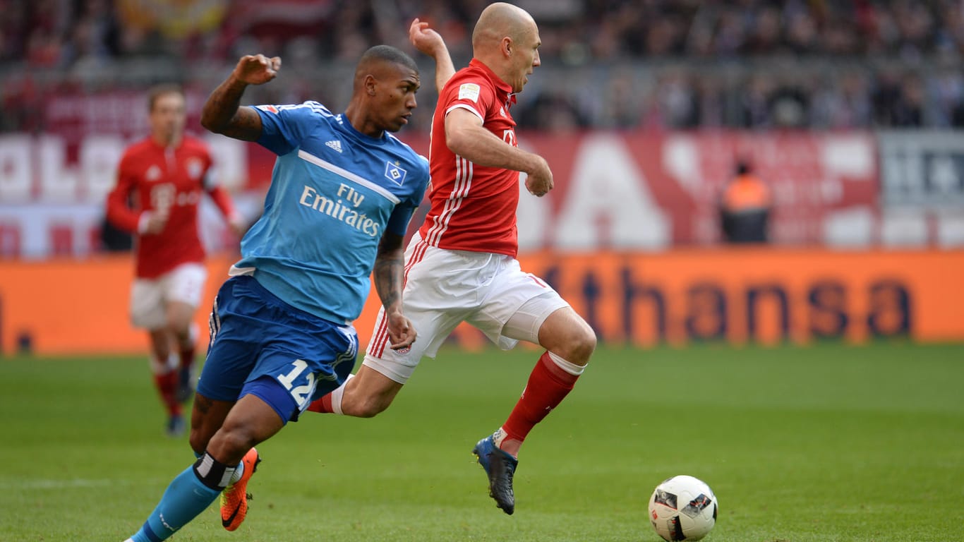 Arjen Robben (re.) von München und Walace von Hamburg kämpfen um den Ball.