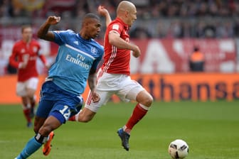Arjen Robben (re.) von München und Walace von Hamburg kämpfen um den Ball.