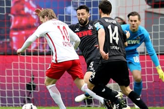 Leipzigs Emil Forsberg (li.) erzielt den Treffer zum 1:0, Kölns Torwart Thomas Kessler (re.) hat keine Chance.