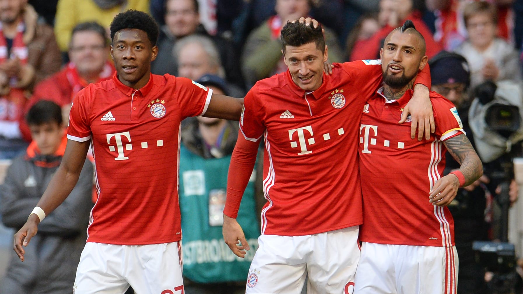 David Alaba, Torschütze Robert Lewandowski und Arturo Vidal (v.li.) freuen sich über das zwischenzeitliche 3:0. David Alaba, Torschütze Robert Lewandowski und Arturo Vidal (v.li.) freuen sich über das zwischenzeitliche 3:0.
