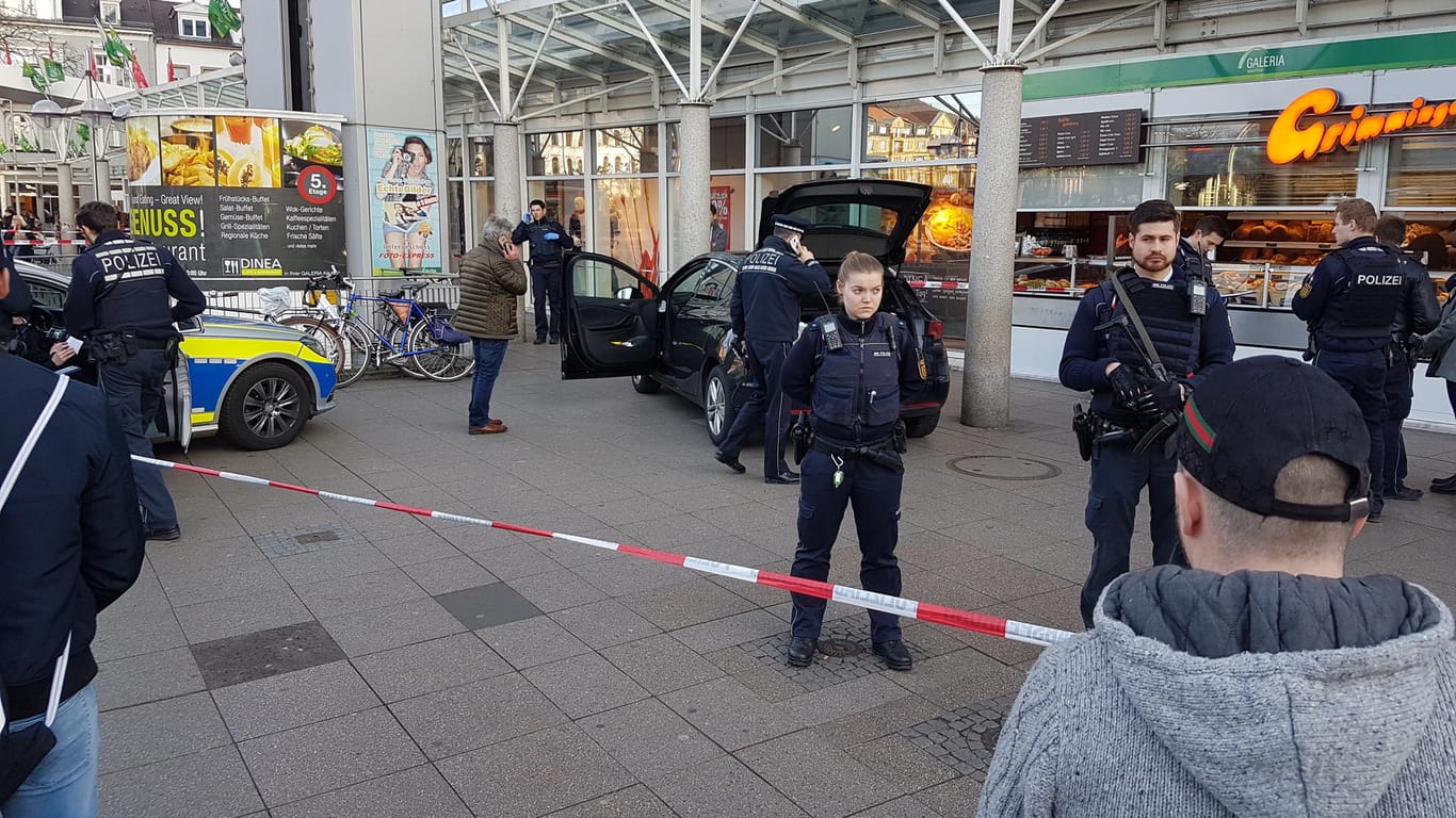 Auf dem Bismarckplatz in der Heidelberger Innenstadt verletzt ein Autofahrer mehrere Fußgänger.