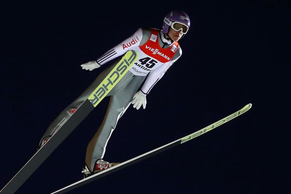 Skispringer Andreas Wellinger hat bei der WM in Lahti die Silbermedaille von der Normalschanze gewonnen.