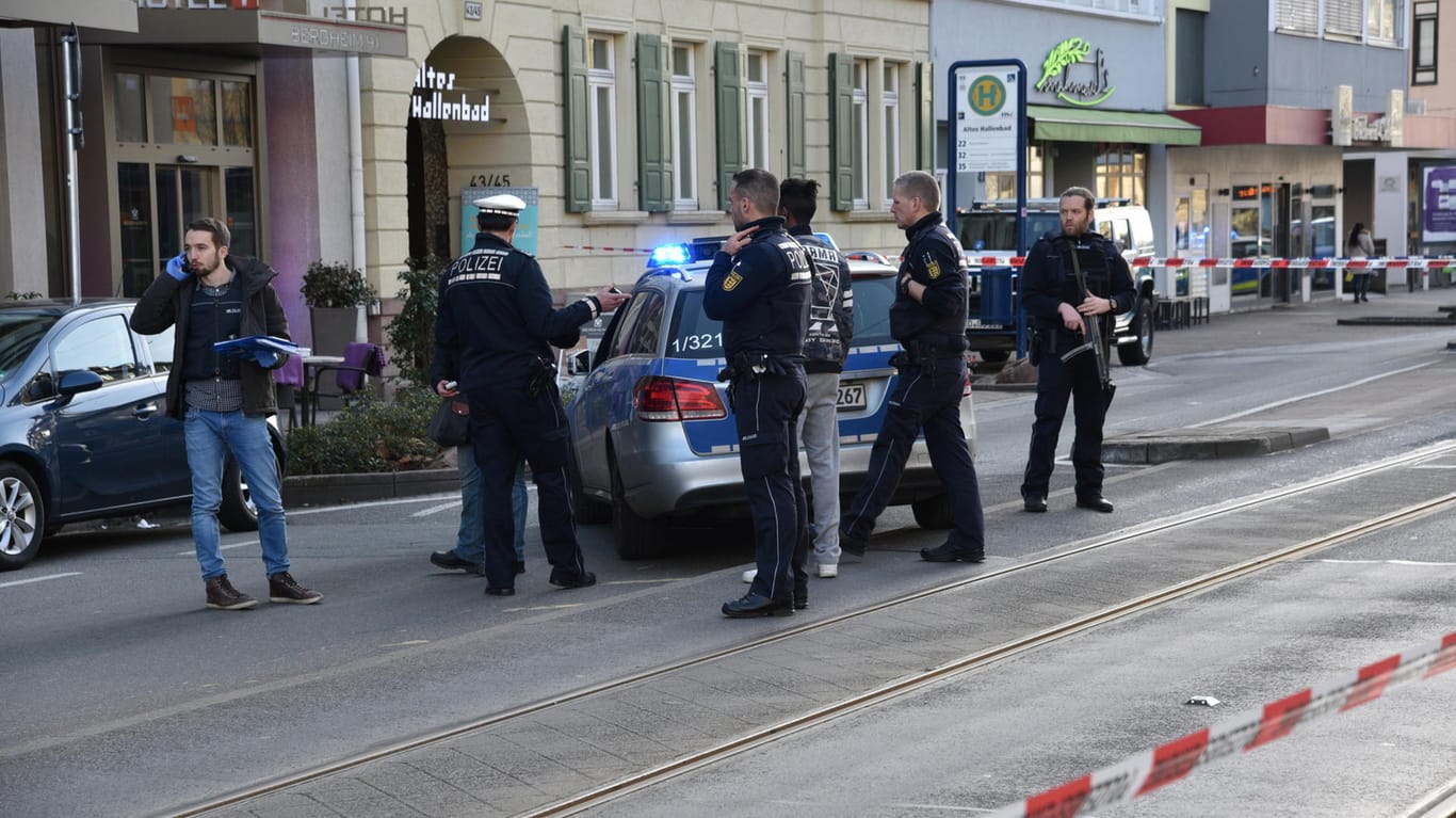 Amokfahrt: Polizisten sichern den Tatort in Heidelberg.