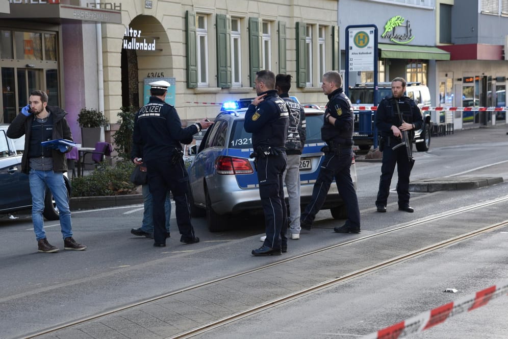 Amokfahrt: Polizisten sichern den Tatort in Heidelberg.