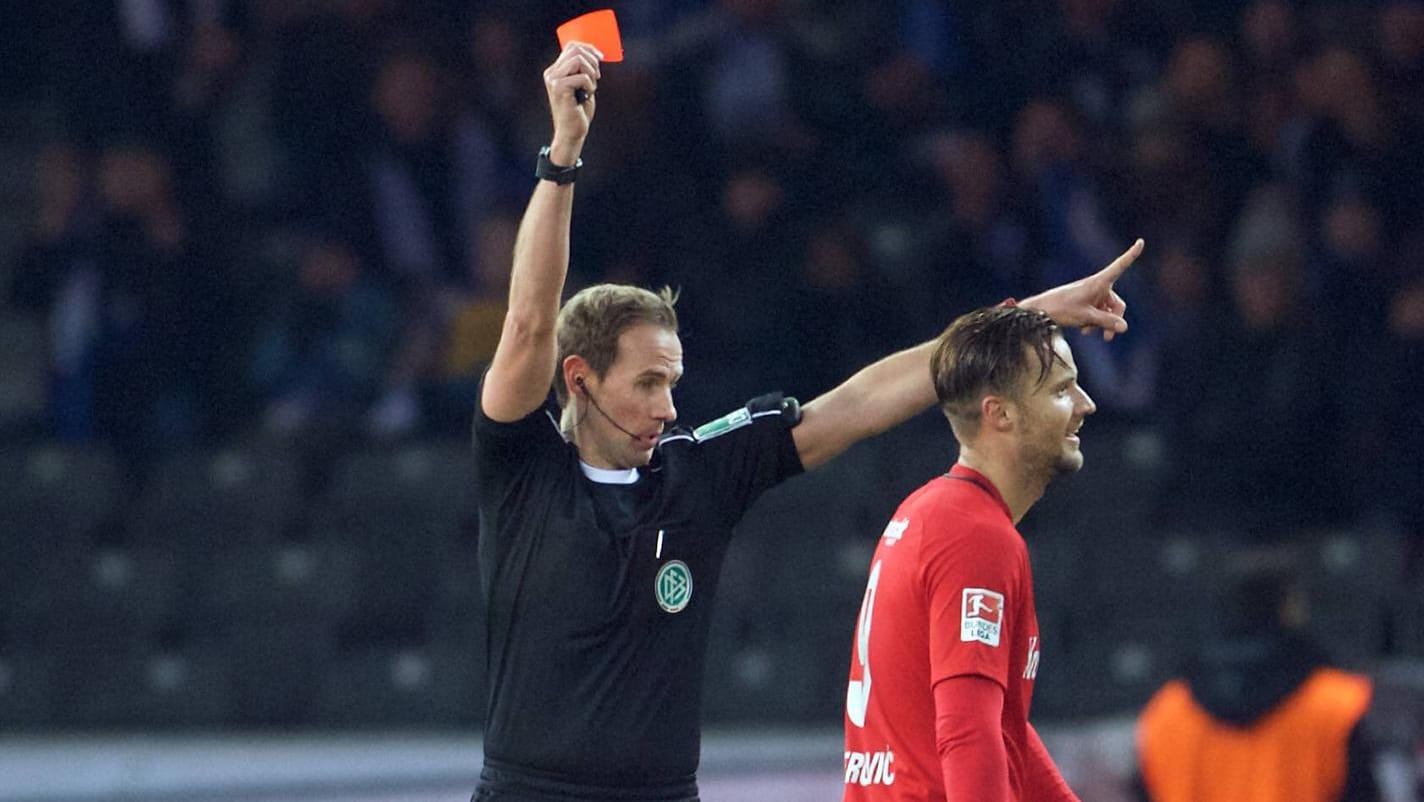 Vorzeitiges Ende des Arbeitstages für Haris Seferovic (re.). Schiedsrichter Sascha Stegmann zeigt ihm die Rote Karte. Vorzeitiges Ende des Arbeitstages für Haris Seferovic (re.). Schiedsrichter Sascha Stegmann zeigt ihm die Rote Karte.