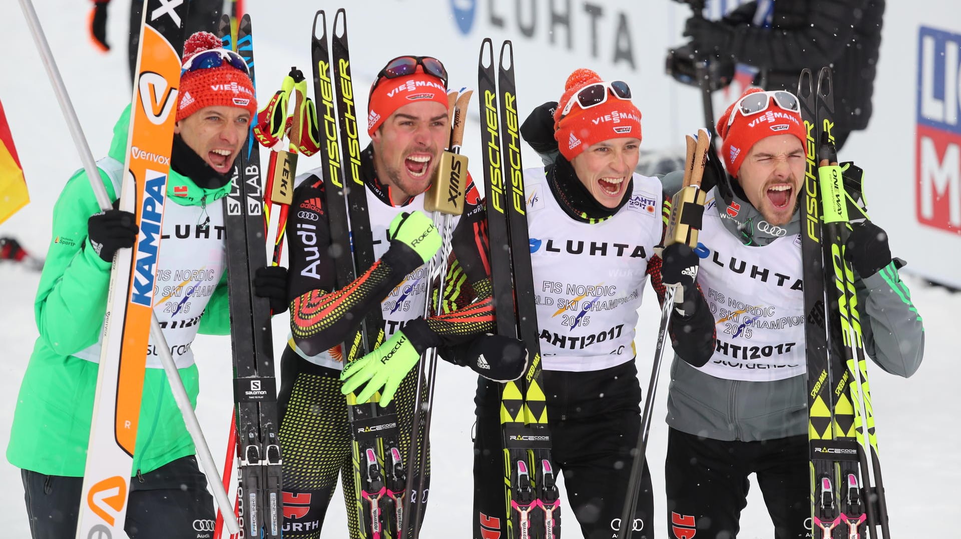 Gold-Quartett: Die deutschen Kombinierer Björn Kircheisen, Johannes Rydzek, Eric Frenzel, Fabian Riessle (von links) freuen sich über den WM-Titel in der Staffel.