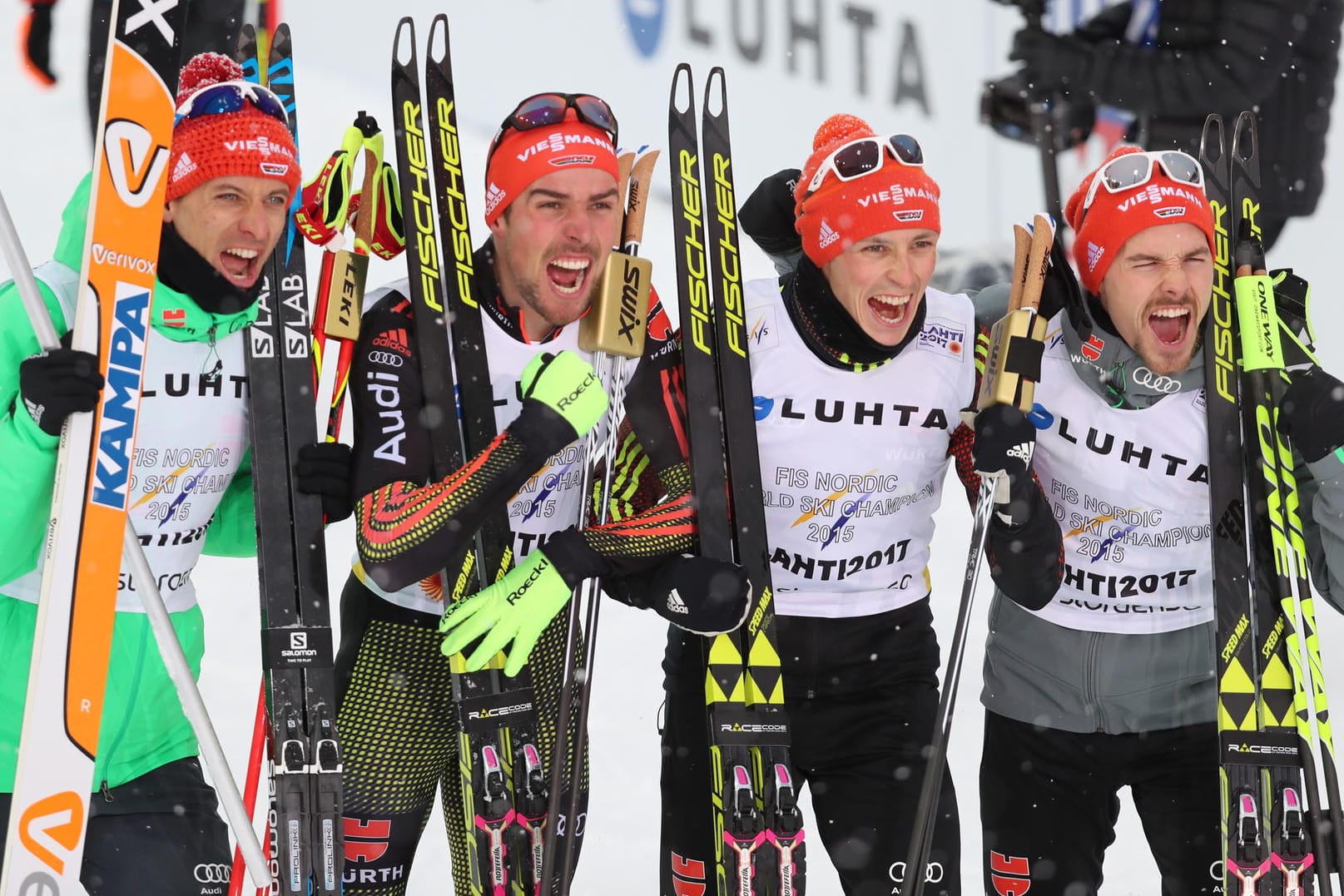 Gold-Quartett: Die deutschen Kombinierer Björn Kircheisen, Johannes Rydzek, Eric Frenzel, Fabian Riessle (von links) freuen sich über den WM-Titel in der Staffel.