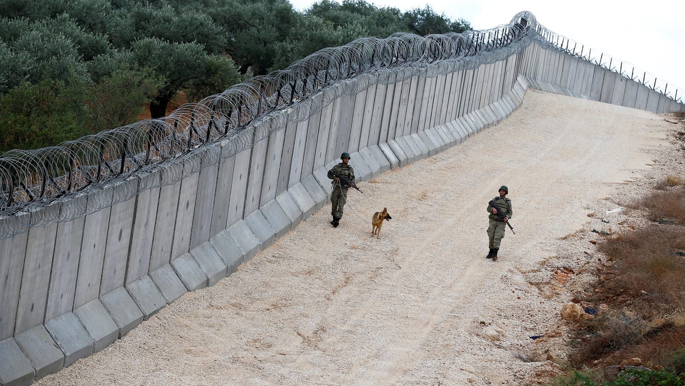 Die Türkei errichtet an der Grenze zu Syrien eine Mauer.