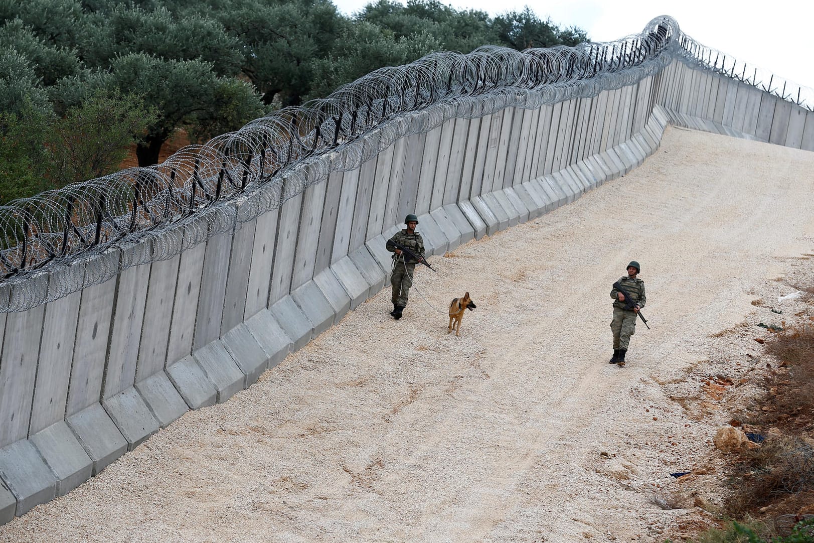Die Türkei errichtet an der Grenze zu Syrien eine Mauer.