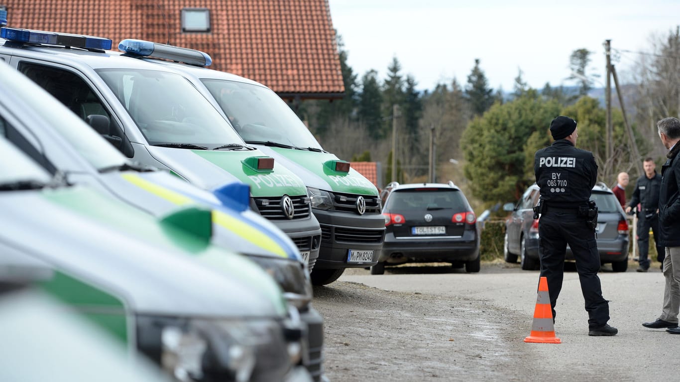 Grausames Verbrechen in Königsdorf im Landkreis Bad Tölz-Wolfratshausen: Zwei Menschen sind getötet und eine weitere Person schwer verletzt worden.