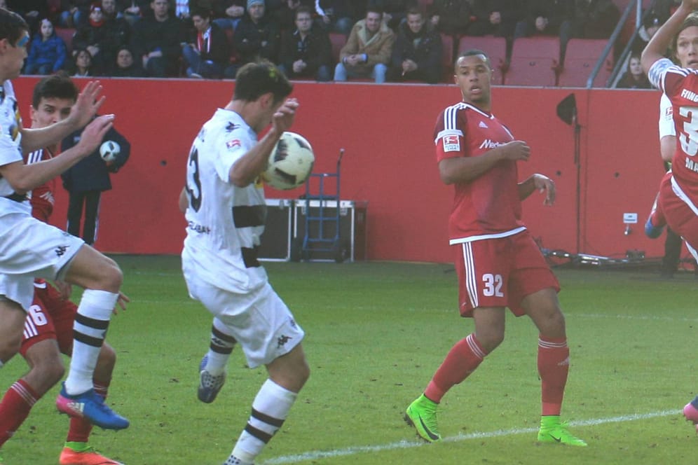 Strittige Szene: Mönchengladbachs Lars Stindl (Mitte) befördert den Ball mit dem Arm in Richtung Ingolstädter Tor.