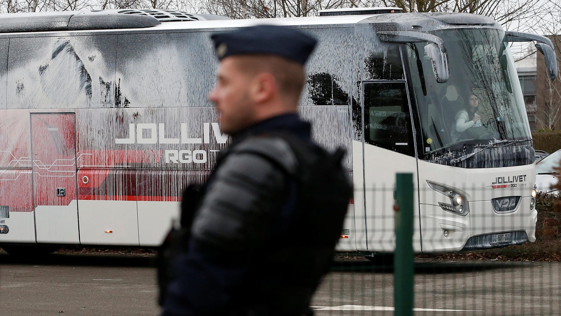 Attacke auf Anhänger von der Front National: Ein verschmierter Bus in der Nähe von Nantes. Attacke auf Anhänger von der Front National: Ein verschmierter Bus in der Nähe von Nantes.