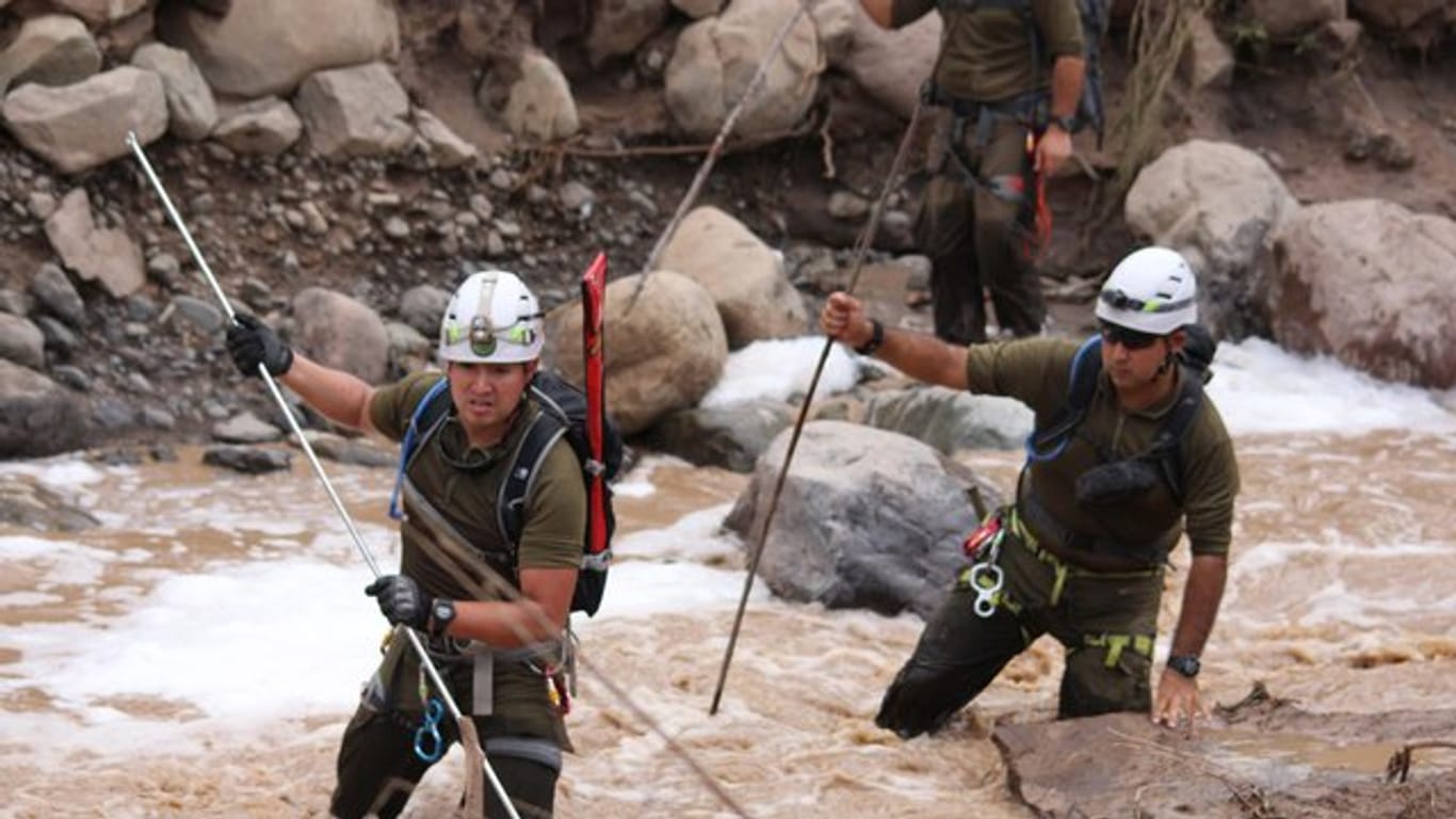 Rettungskräfte arbeiten nach starken Überschwemmungen in Los Rosales, nahe der Stadt Los Andes, in Chile.