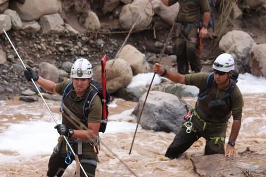Rettungskräfte arbeiten nach starken Überschwemmungen in Los Rosales, nahe der Stadt Los Andes, in Chile.