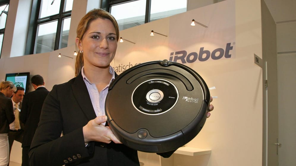 Der Saugroboter iRobot wird von einer Frau auf der IFA 2008 gezeigt.
